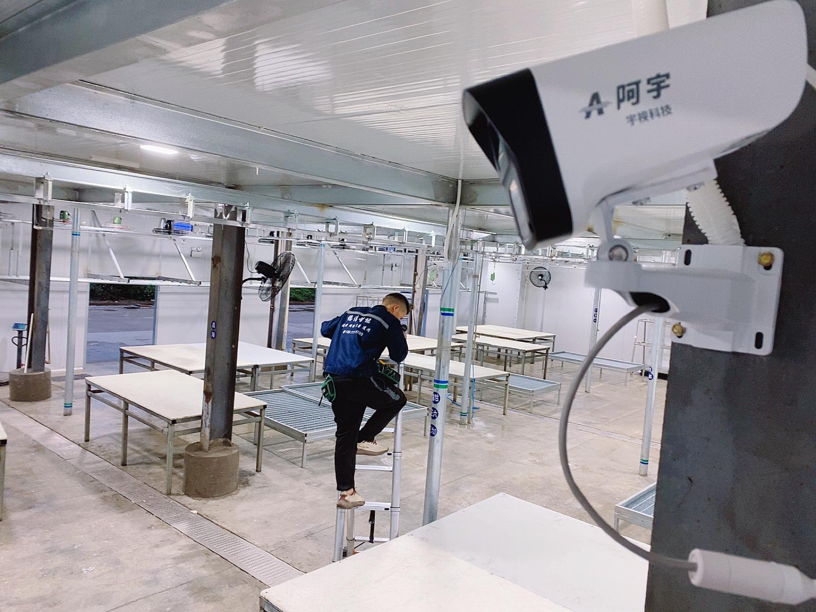 南宁青秀屠宰场高清监控系统安装落地案例——师傅正在安装画面 南宁青秀屠宰场高清监控系统安装落地案例——师傅正在安装画面