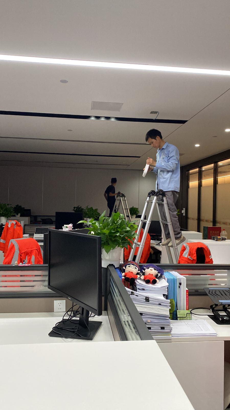 全楼无死角高速网络—南宁良庆 2000㎡四层办公职场无线覆盖案例—安装进行中