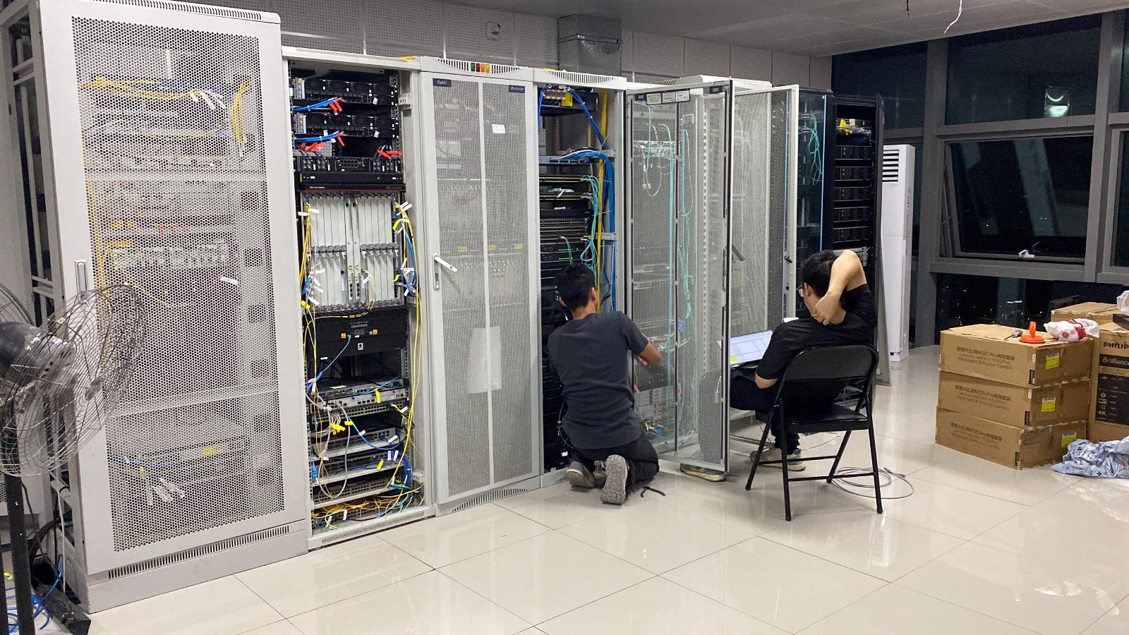 南宁良庆 2000㎡四层办公职场无线覆盖案例背景—师傅调试中