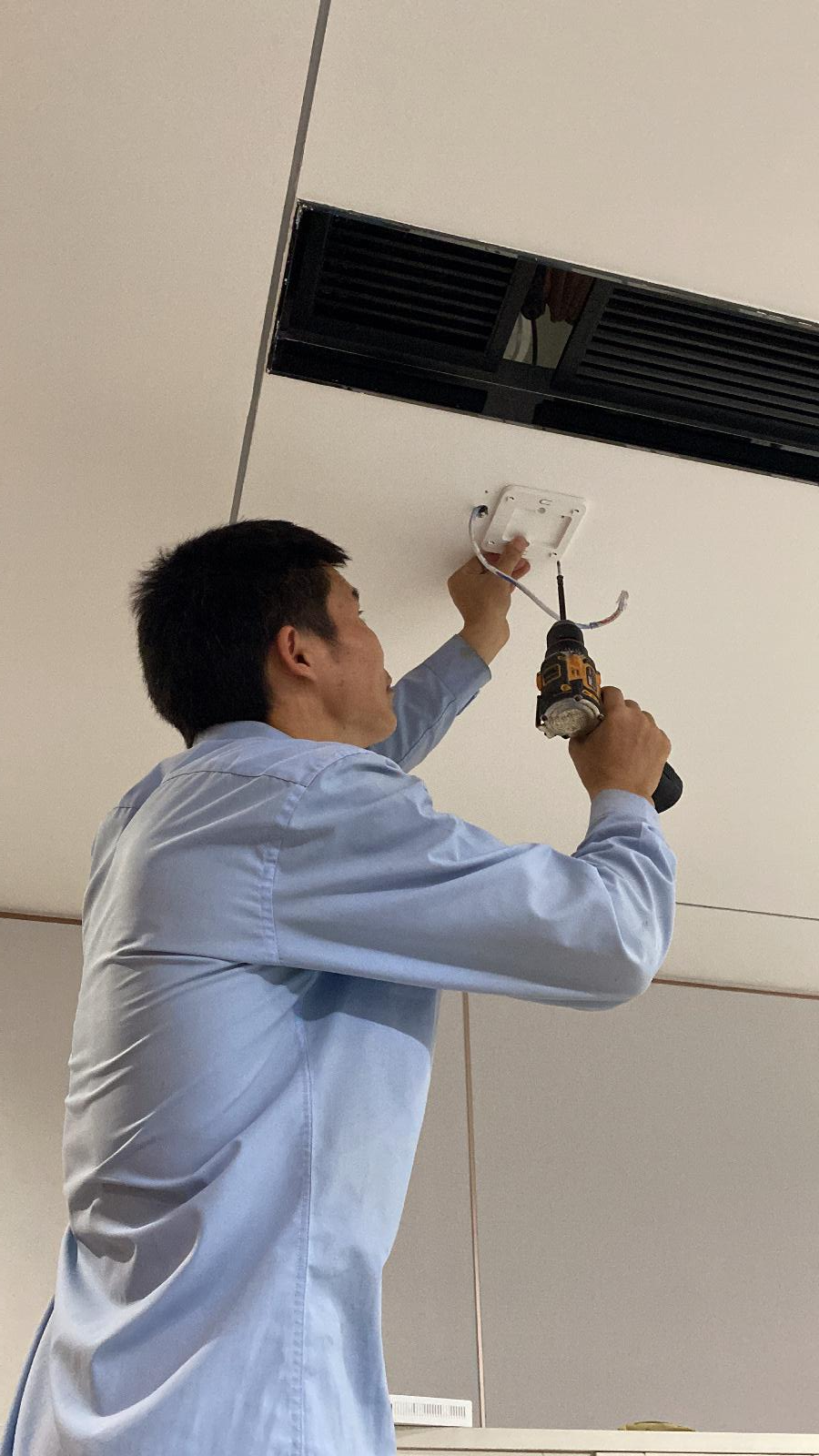 全楼无死角高速网络—南宁良庆 2000㎡四层办公职场无线覆盖案例—打钉安装中